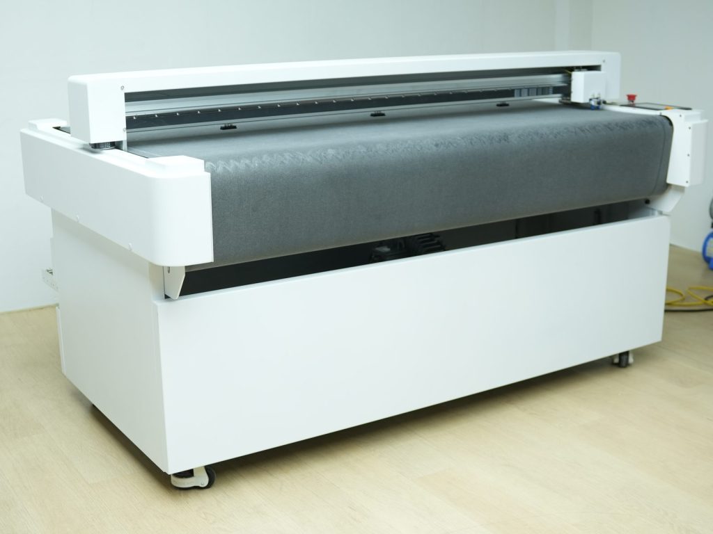 Velora F1660 Auto-Feeding Flatbed Cutter