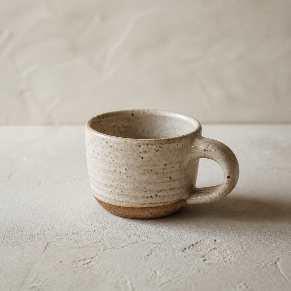 Espresso cup with a hand-pulled handle